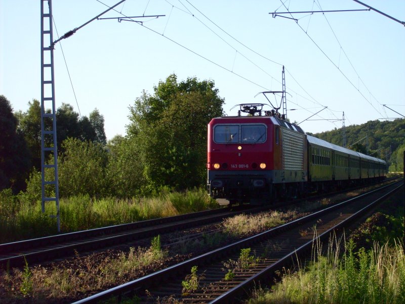 143 001-6 zieht den Lausitzer Dampflok Club -Sonderzug nach Stettin am Morgen des 15.07.06 bei Neuzelle.
