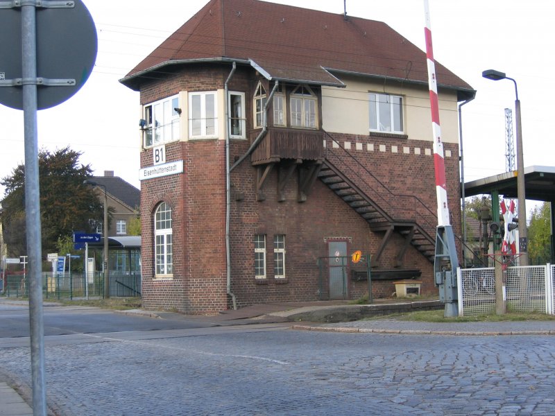 Das B1 am bahnbergang,Bahnsteig und Bahnhof.