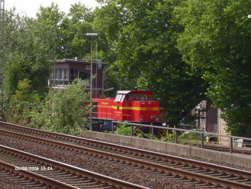Die kleine Lok der NE rollt am Stellwerk im Hafen von Dsseldorf vorbei.03.08.06